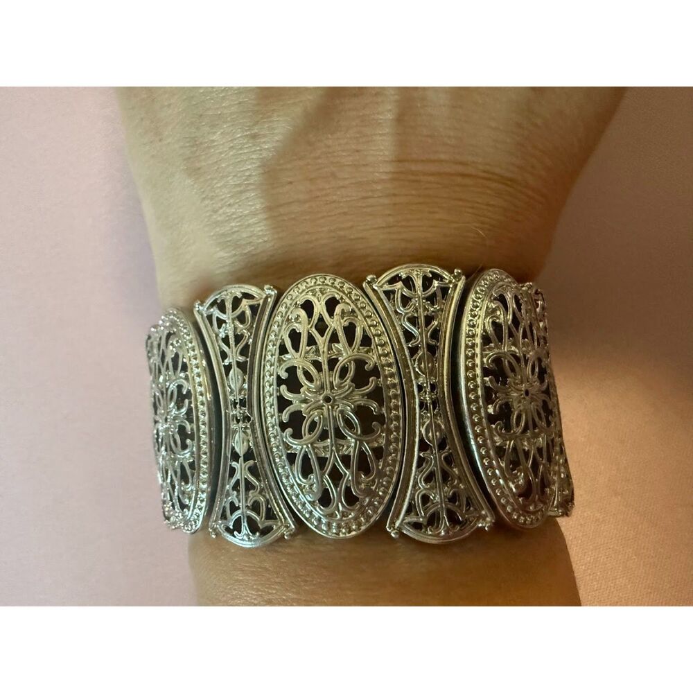 Silver tone oval stretch